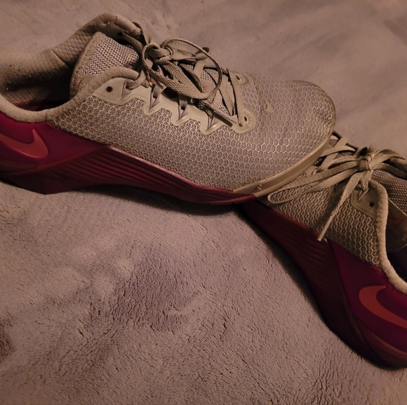 Ladies Nike Gray and Pink Athletic Shoes Size 9.5 A02982 Very Good  Condition - Picture 1 of 9